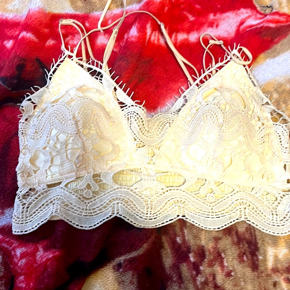 Cute yellow hollster crop top